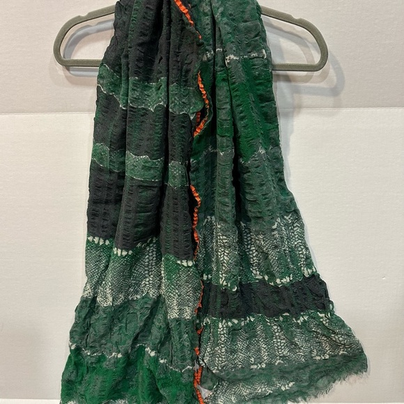 Beautiful 100% Wool lightweight., 33 inches wide & 66 long. Like New! - Picture 7 of 12
